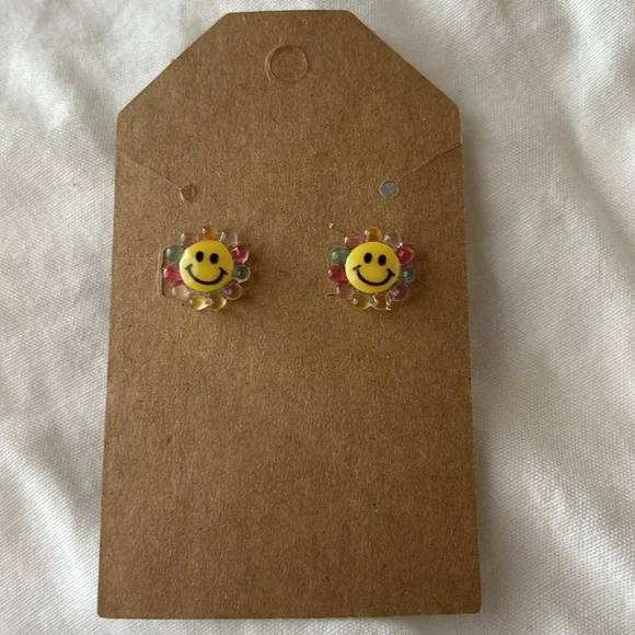 Smiley Flower‎ Stud Earrings - Picture 2 of 5